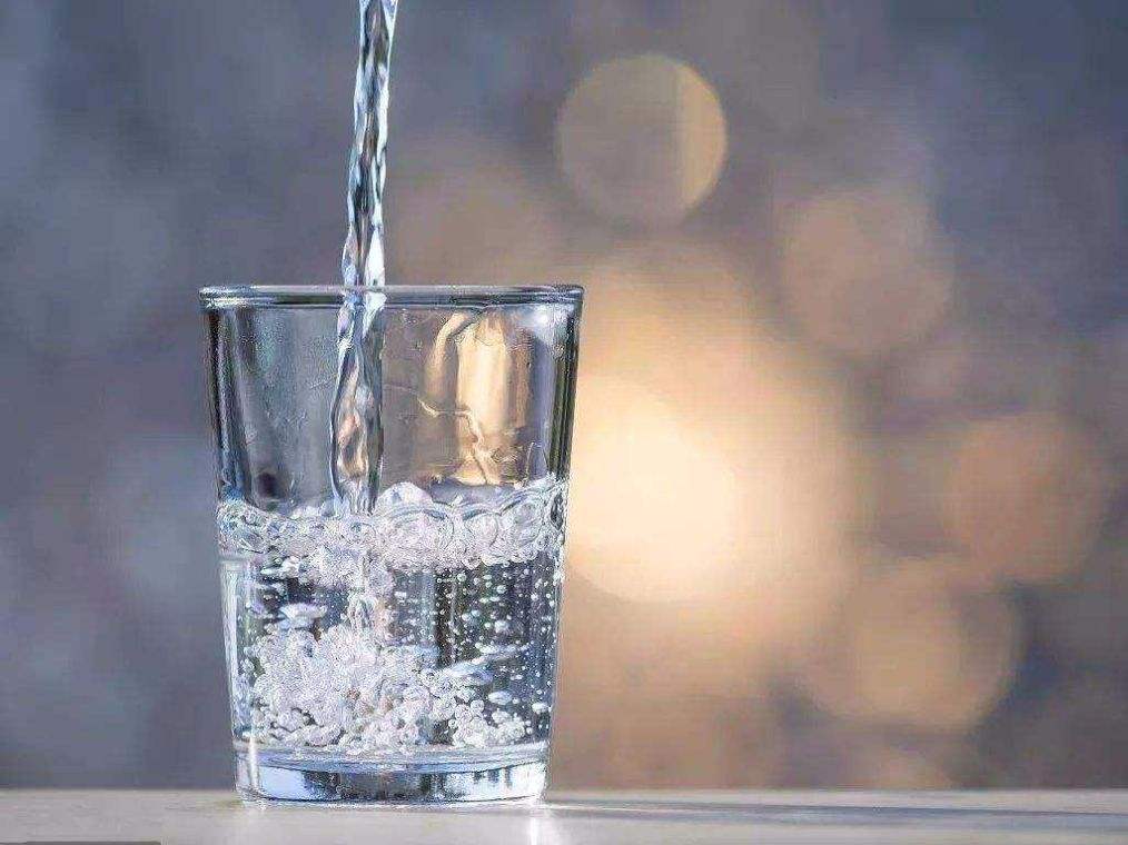 健身中補(bǔ)水你真的喝對(duì)了嗎？喝水還是運(yùn)動(dòng)飲料？